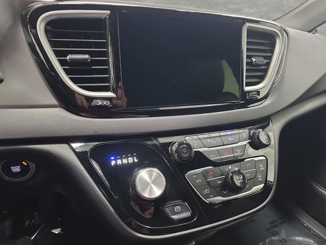 Used 2025 Chrysler Pacifica Select image 19