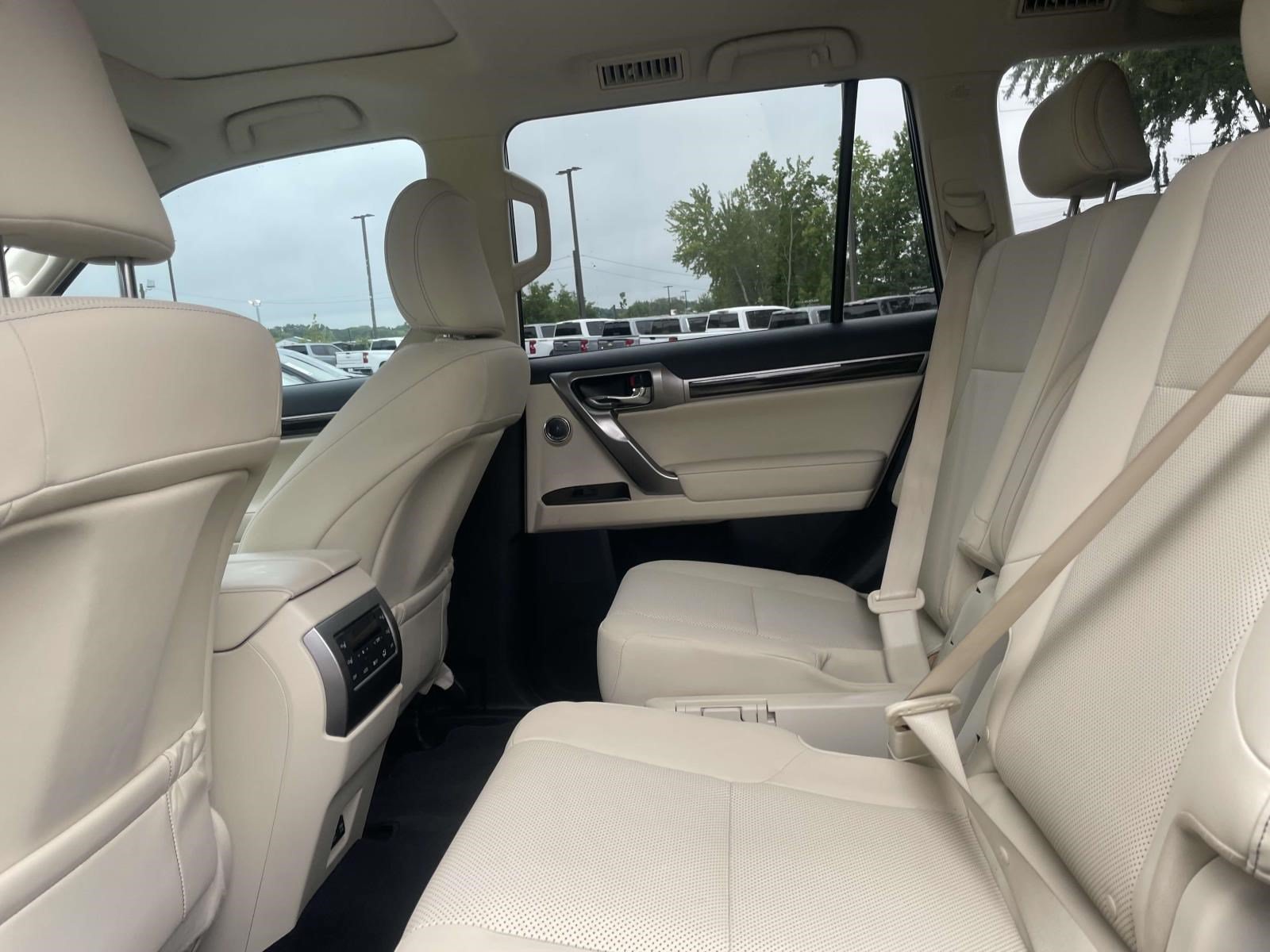 Used 2023 Lexus GX 460 Premium w/ Accessory Package AWD/4WD image 3