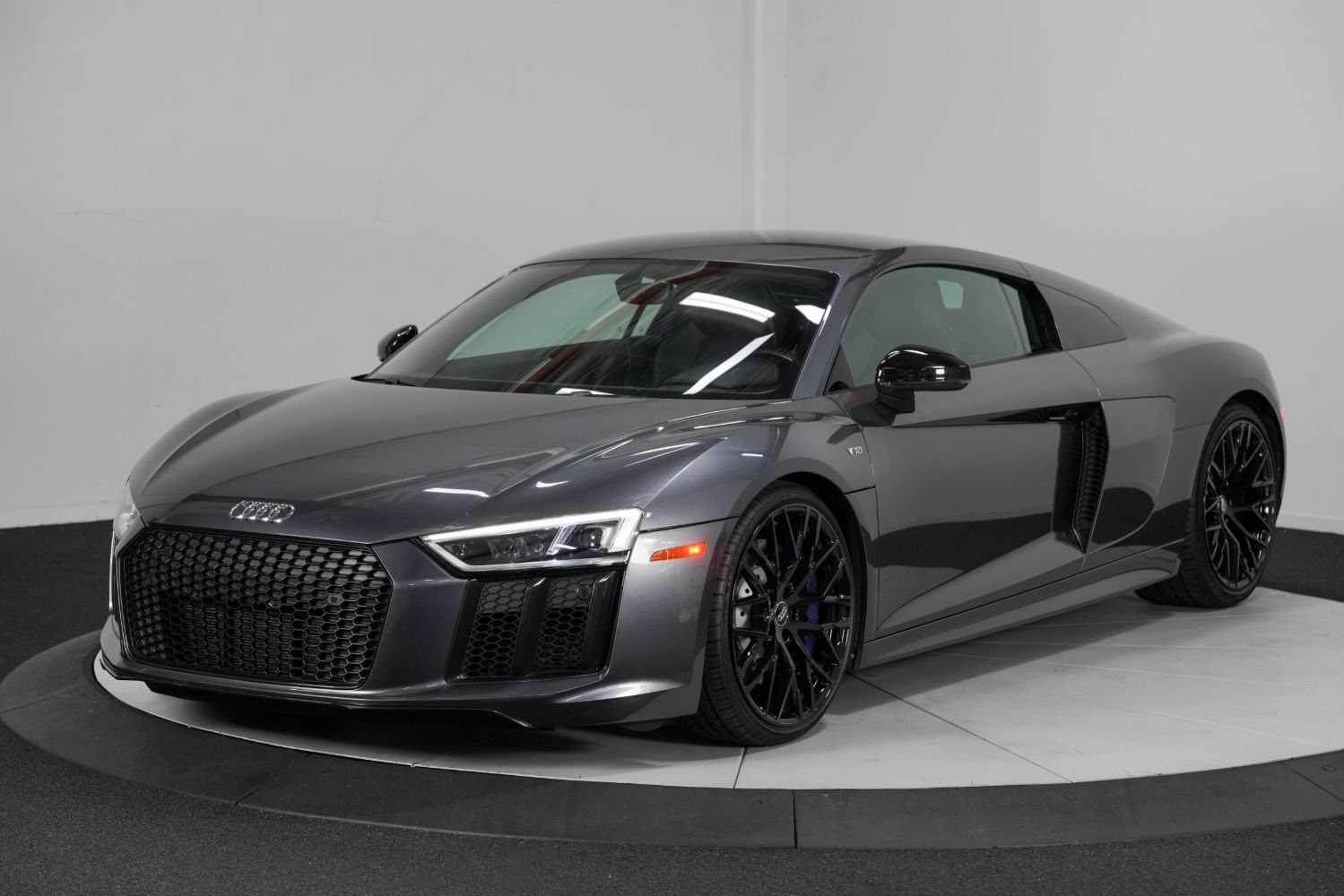 Used 2018 Audi R8 V10 w/ Premium Package RWD image 6