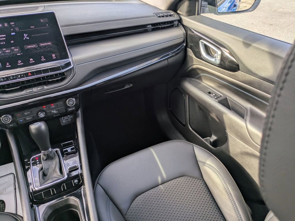 Used 2025 Jeep Compass Latitude w/ Altitude Special Edition image 18