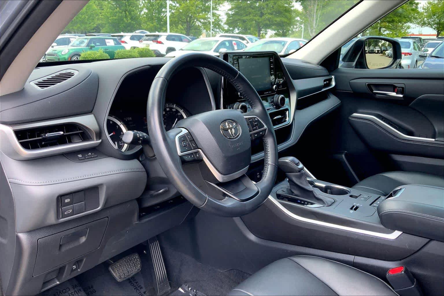 Used 2022 Toyota Highlander XLE FWD image 18