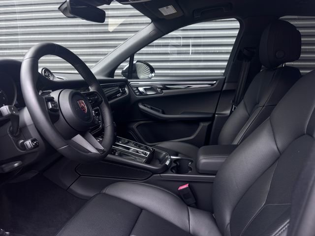 Certified 2026 Porsche Macan AWD/4WD image 4