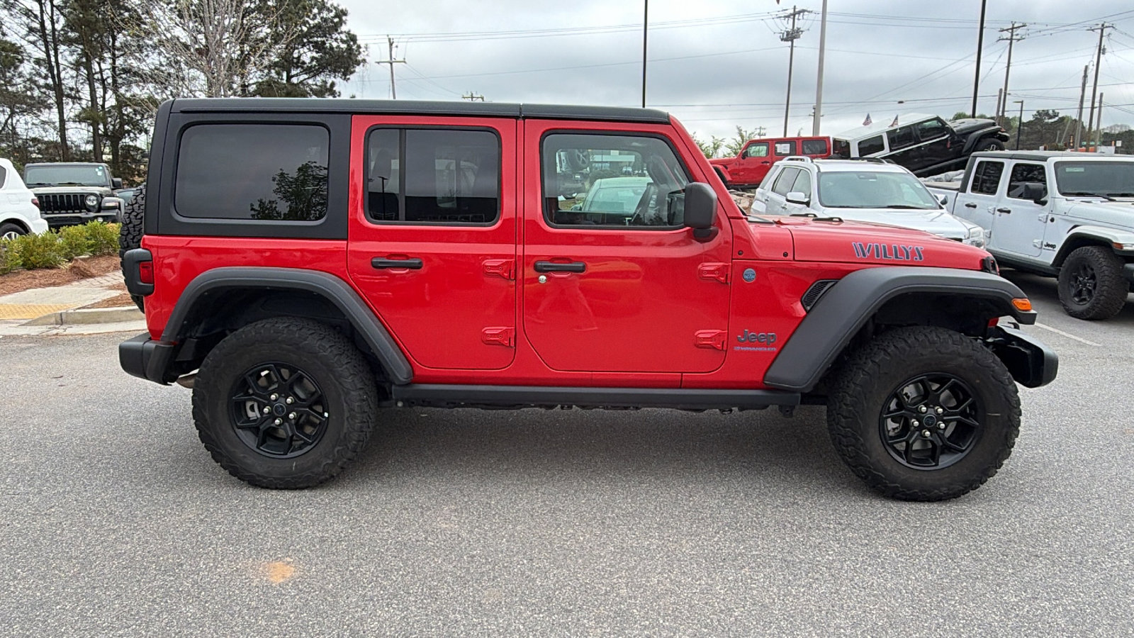 Used 2025 Jeep Wrangler Willys AWD/4WD image 7