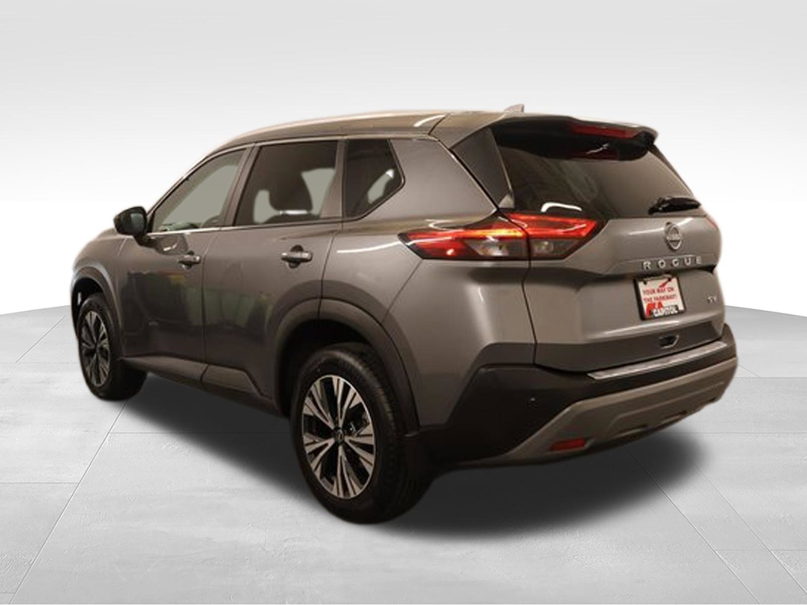 Used 2023 Nissan Rogue SV w/ SV Premium B Package FWD image 5