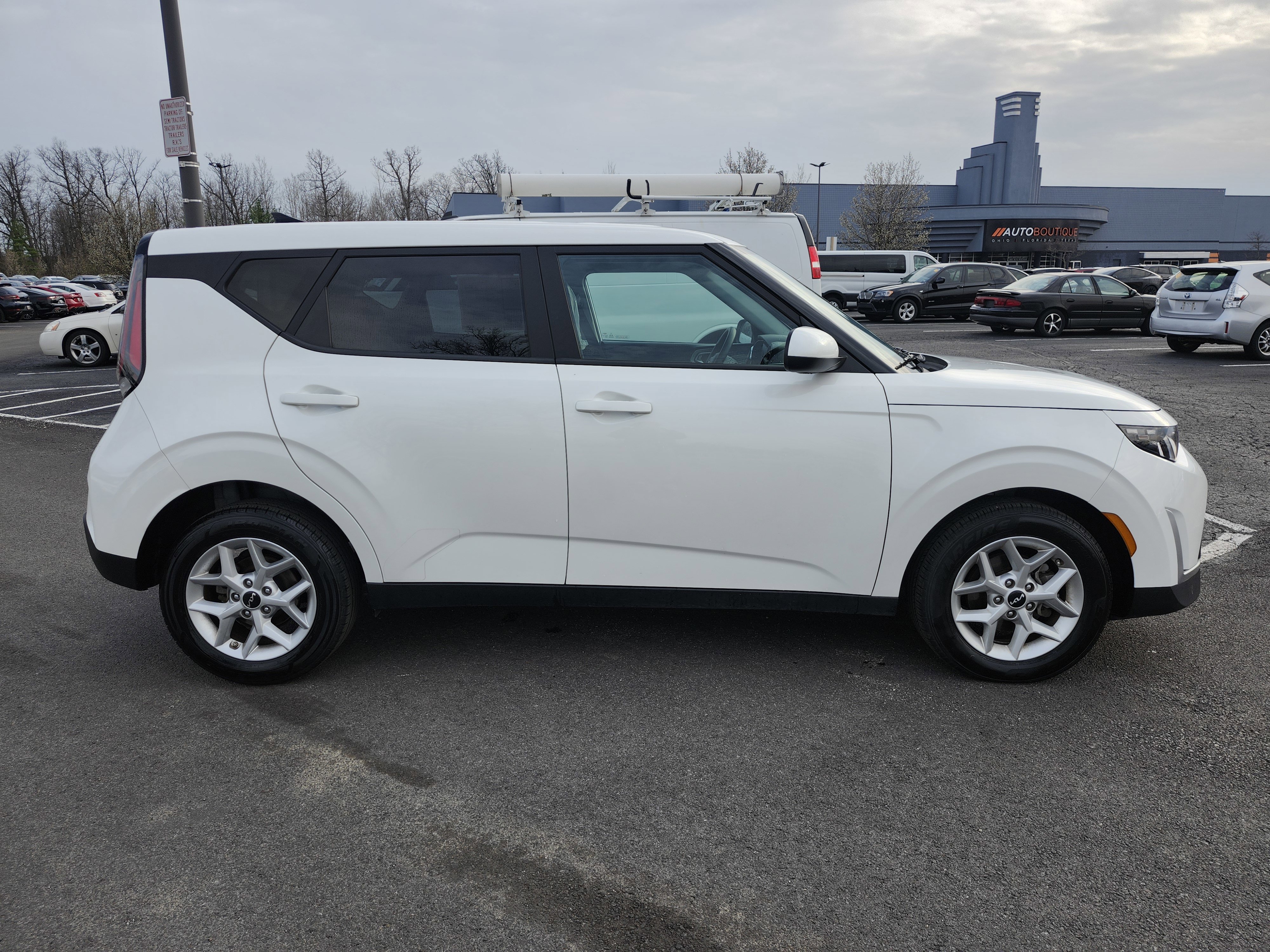 Used 2025 Kia Soul LX w/ LX Technology Package FWD image 16