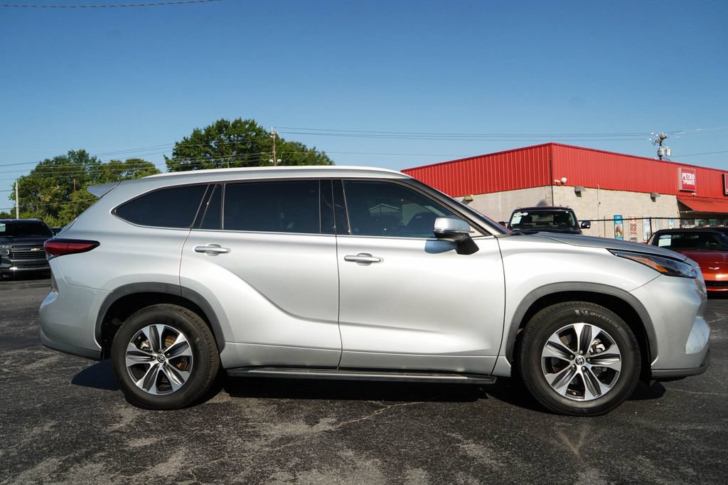 Used 2022 Toyota Highlander XLE FWD image 2