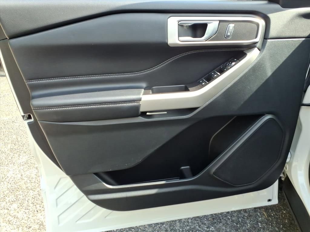 Used 2021 Ford Explorer XLT w/ Equipment Group 202A AWD/4WD image 16