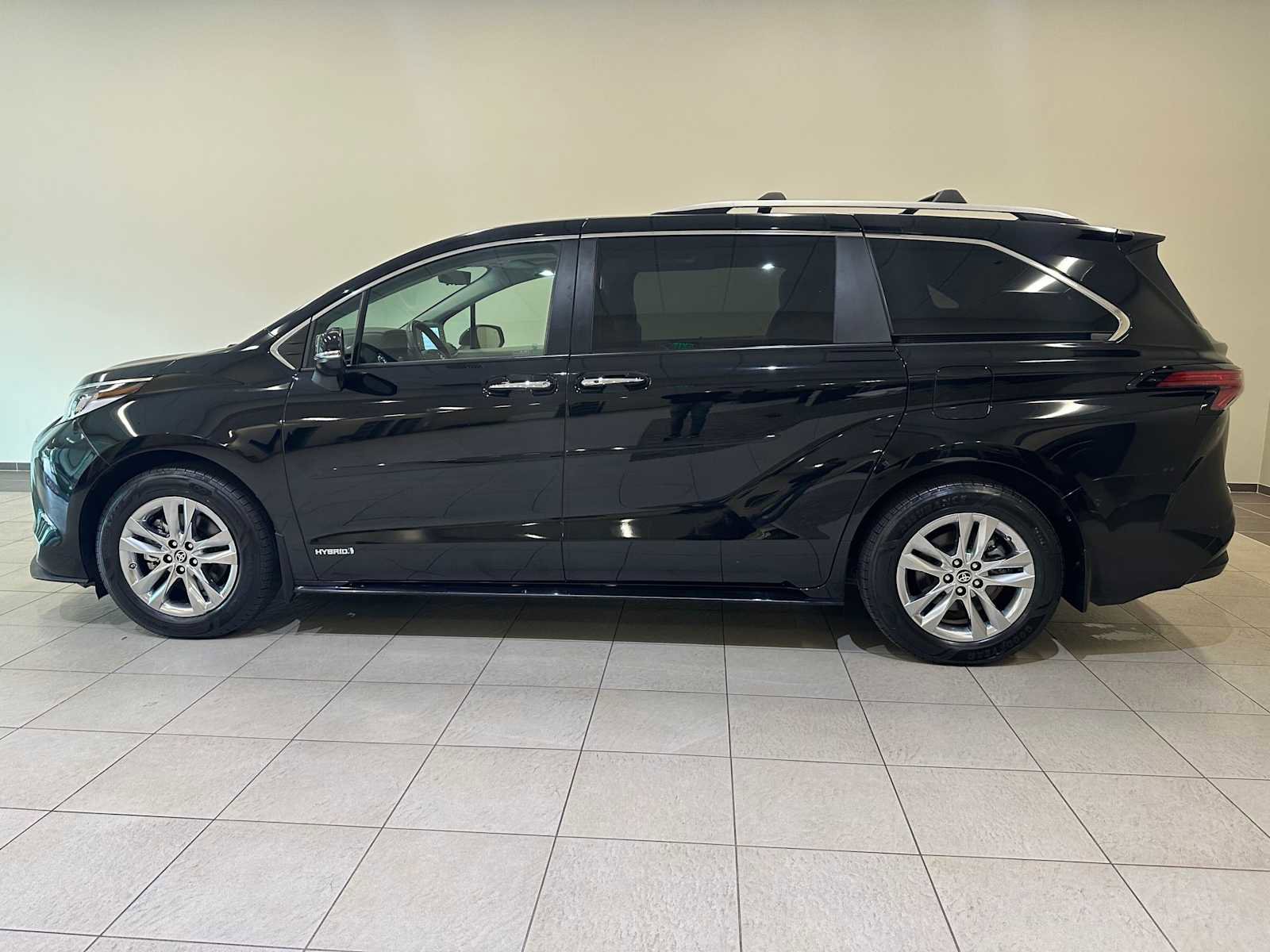 Certified 2021 Toyota Sienna Limited image 3