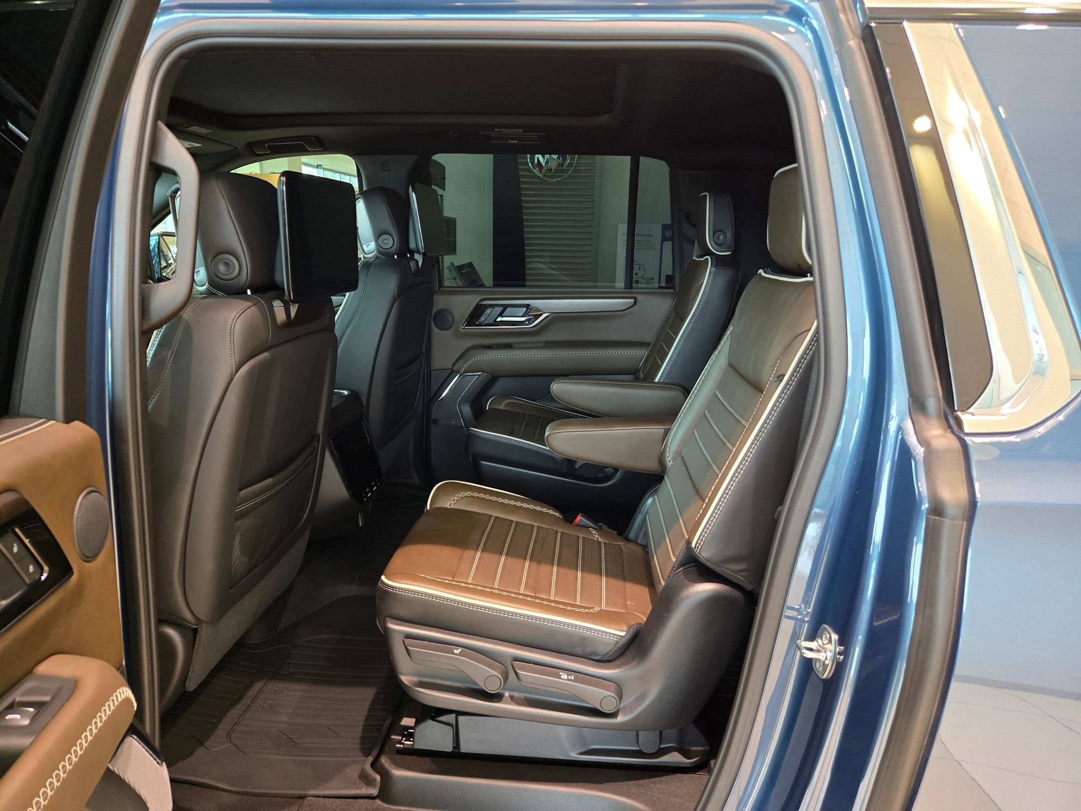 Used 2025 GMC Yukon XL Denali Ultimate w/ LPO, Floor Liner Package AWD/4WD image 21