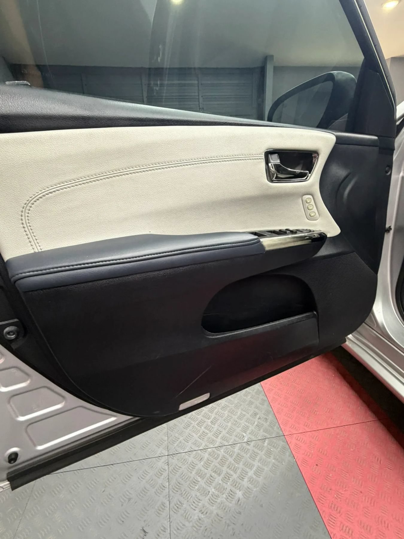 Used 2013 Toyota Avalon XLE Touring FWD image 9