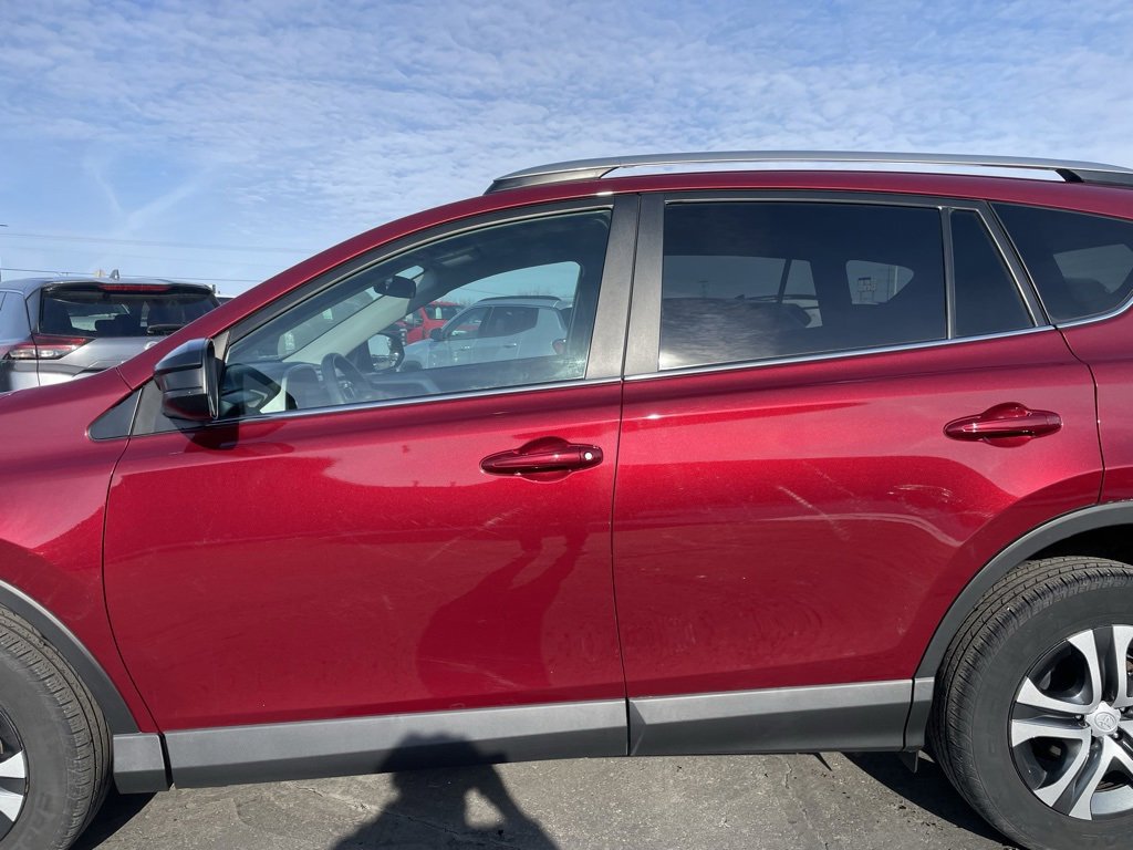 Used 2018 Toyota RAV4 LE image 31