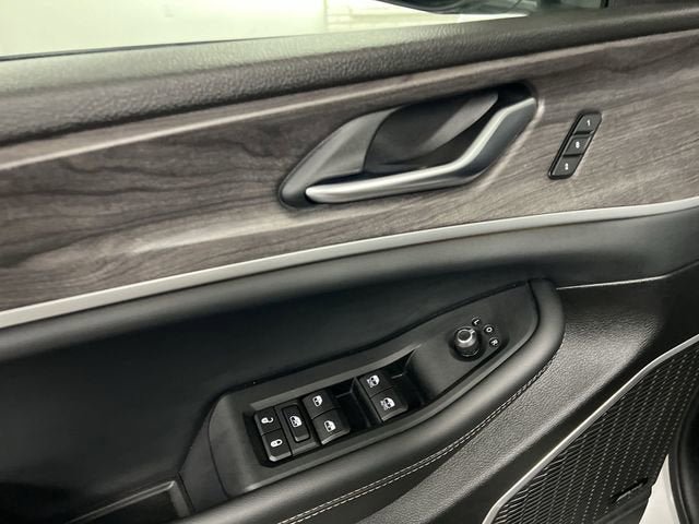 Used 2022 Jeep Grand Cherokee Limited w/ Luxury Tech Group II AWD/4WD image 24