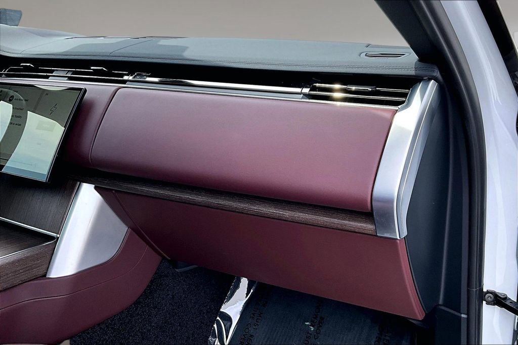 Used 2025 Land Rover Range Rover SE image 24