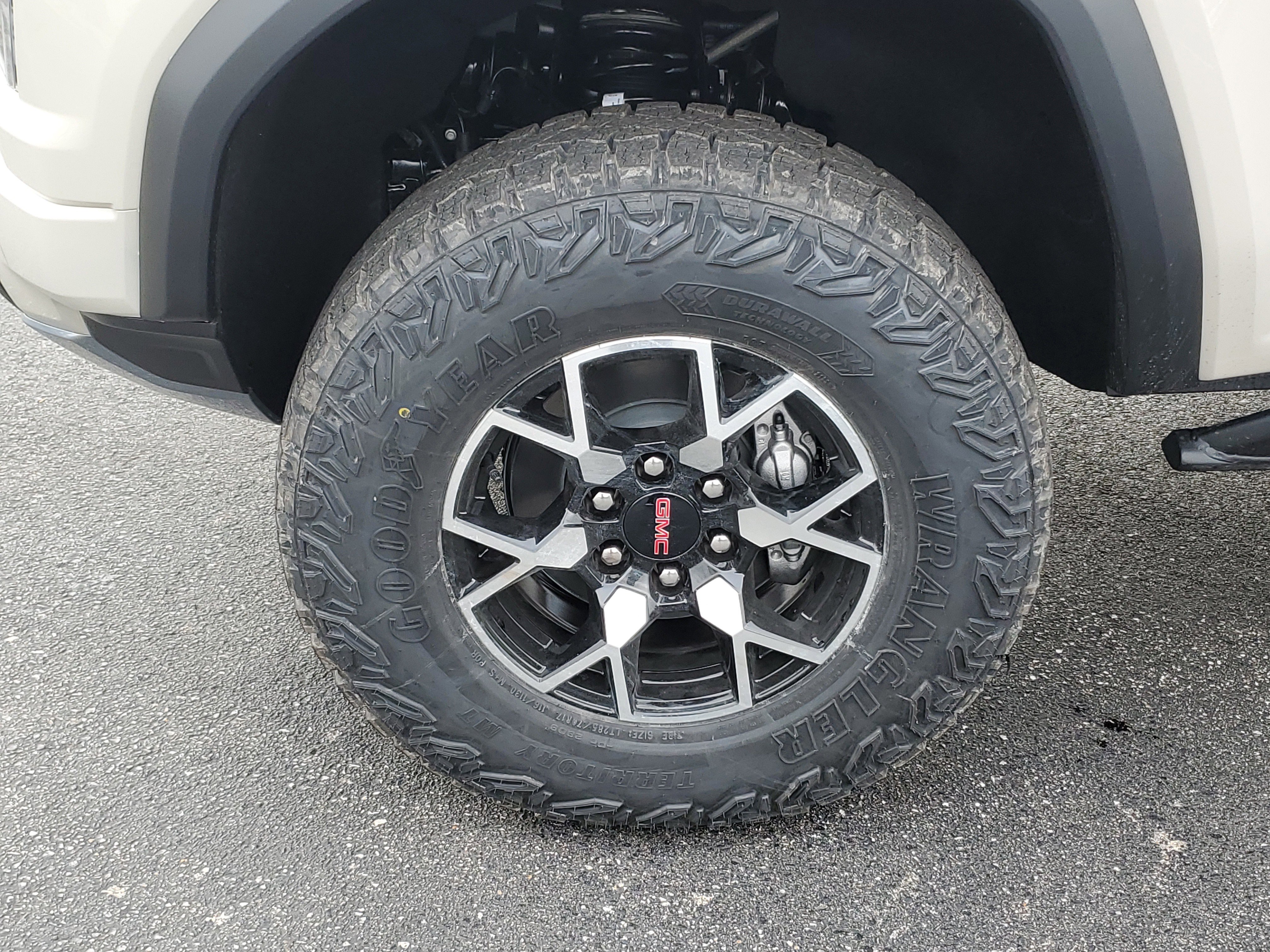 New 2026 GMC Canyon AT4X w/ LPO, Black Badging Package image 10