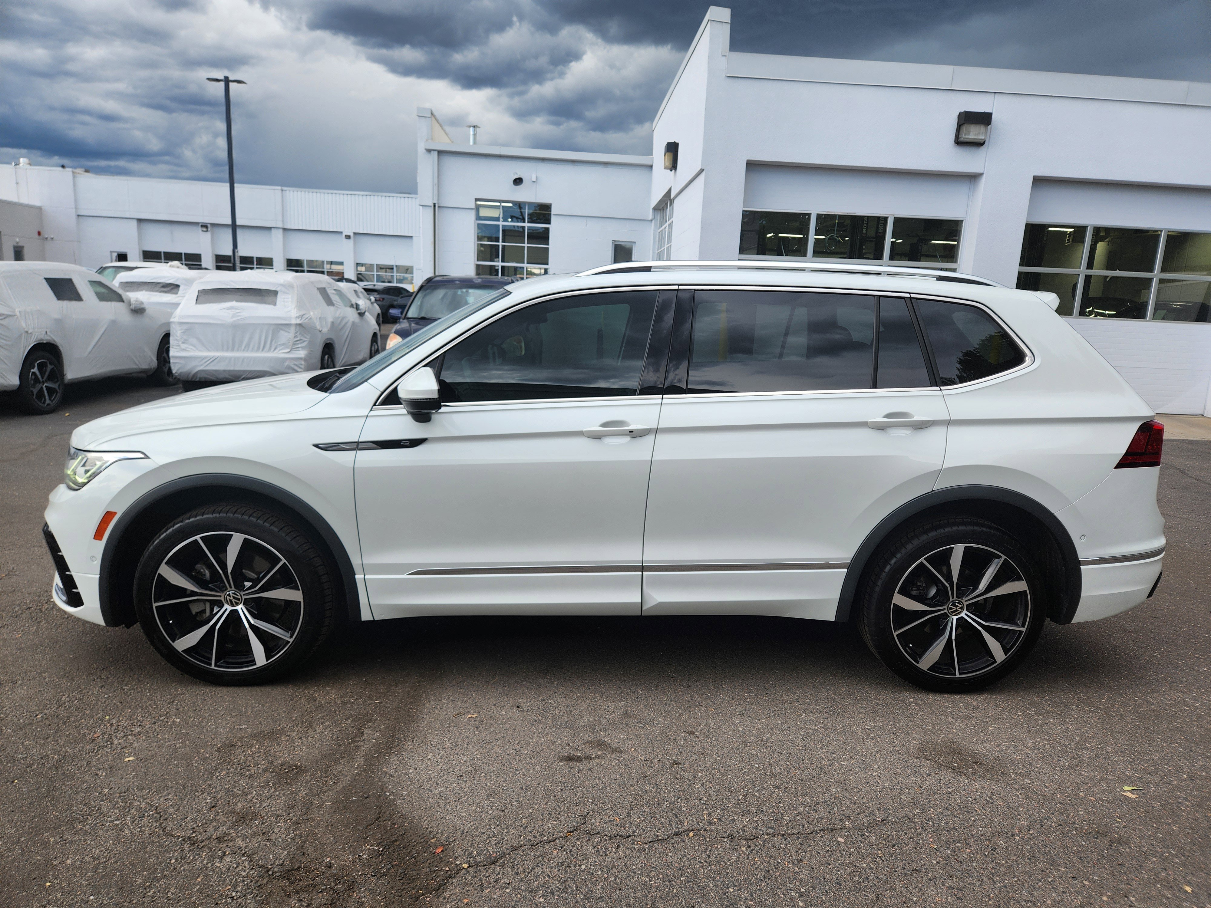Certified 2022 Volkswagen Tiguan SEL R-Line image 4