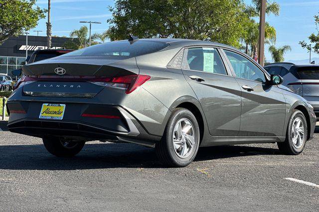 Certified 2026 Hyundai Elantra SE FWD image 4