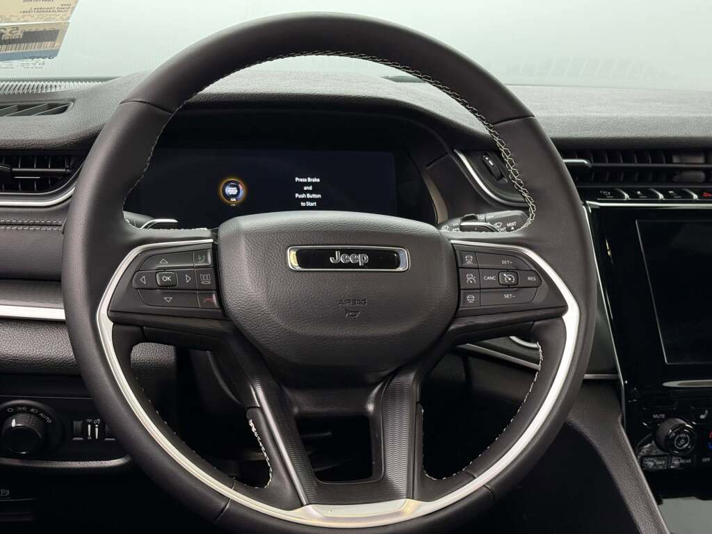 New 2025 Jeep Grand Cherokee L Laredo image 18