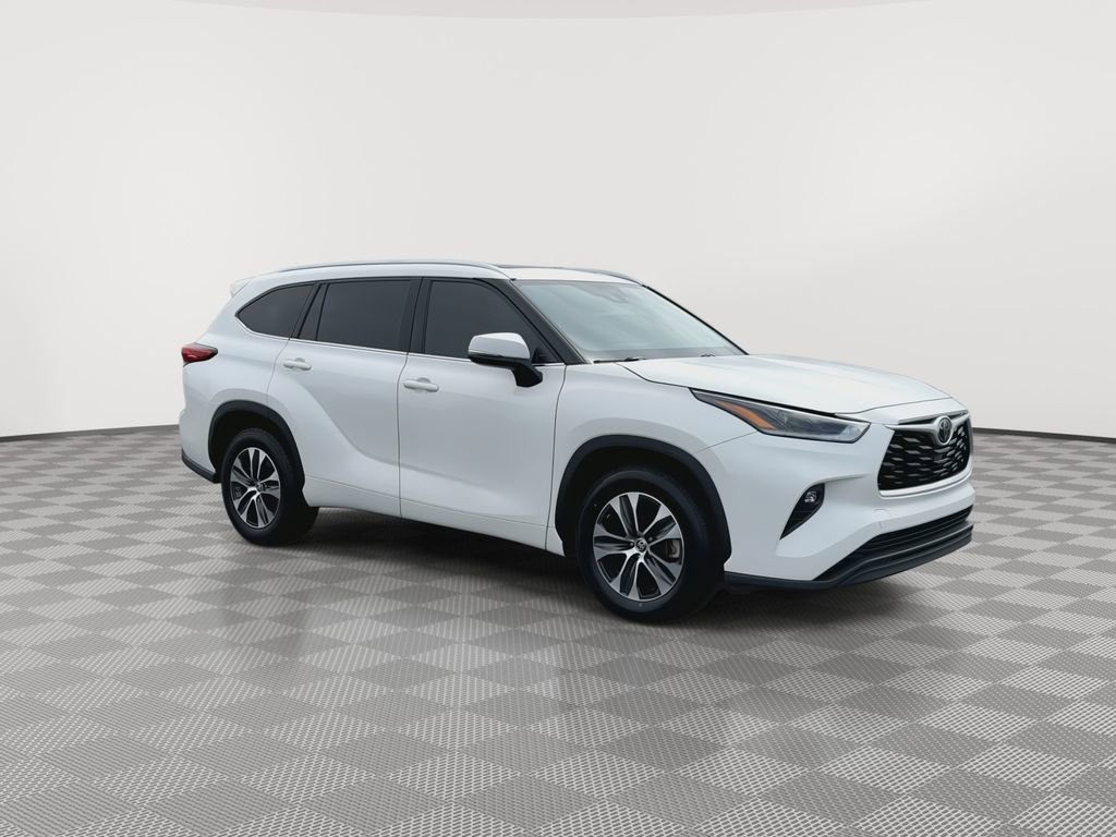 Used 2021 Toyota Highlander XLE FWD image 2