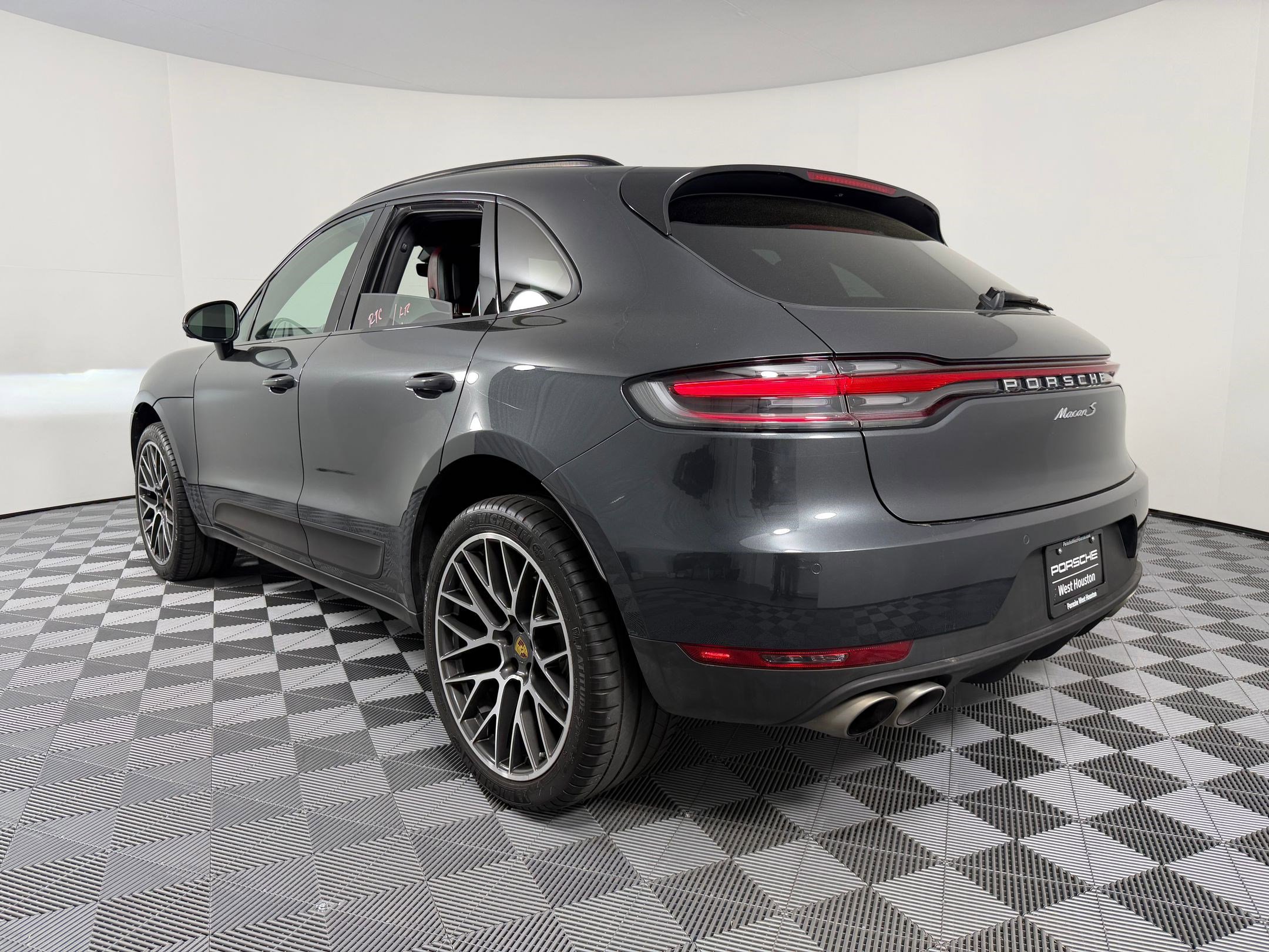 Certified 2021 Porsche Macan S image 3