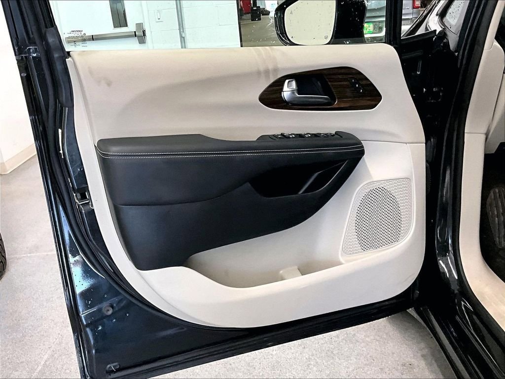 Used 2023 Chrysler Pacifica Limited FWD image 9