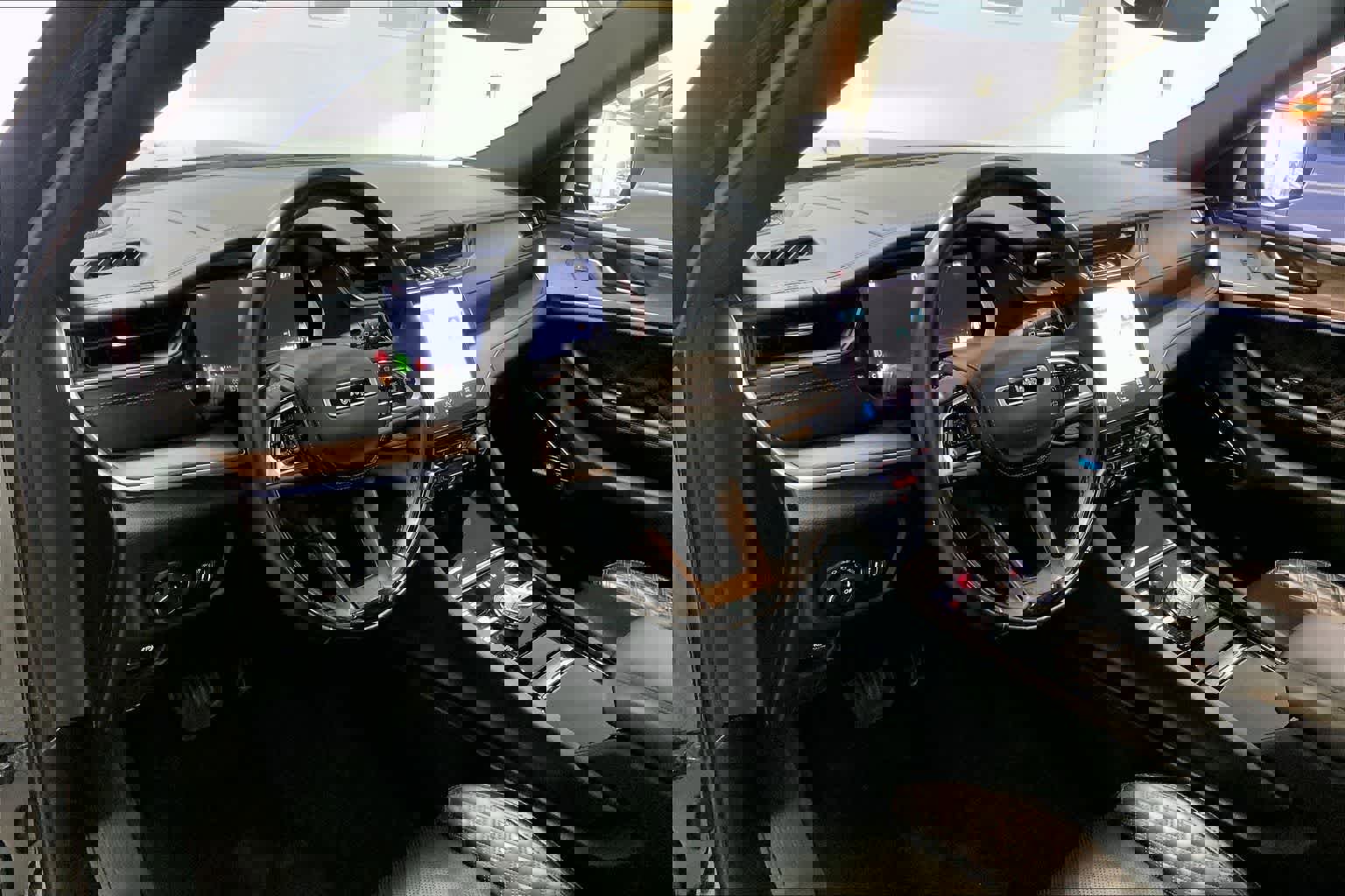 Used 2022 Jeep Grand Cherokee Summit image 2