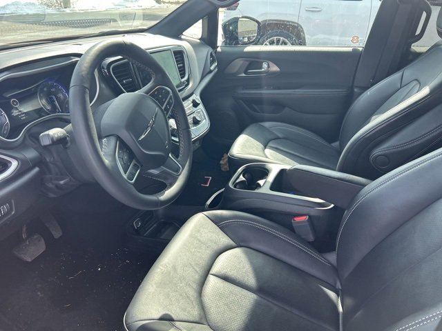 Used 2025 Chrysler Pacifica Select image 10