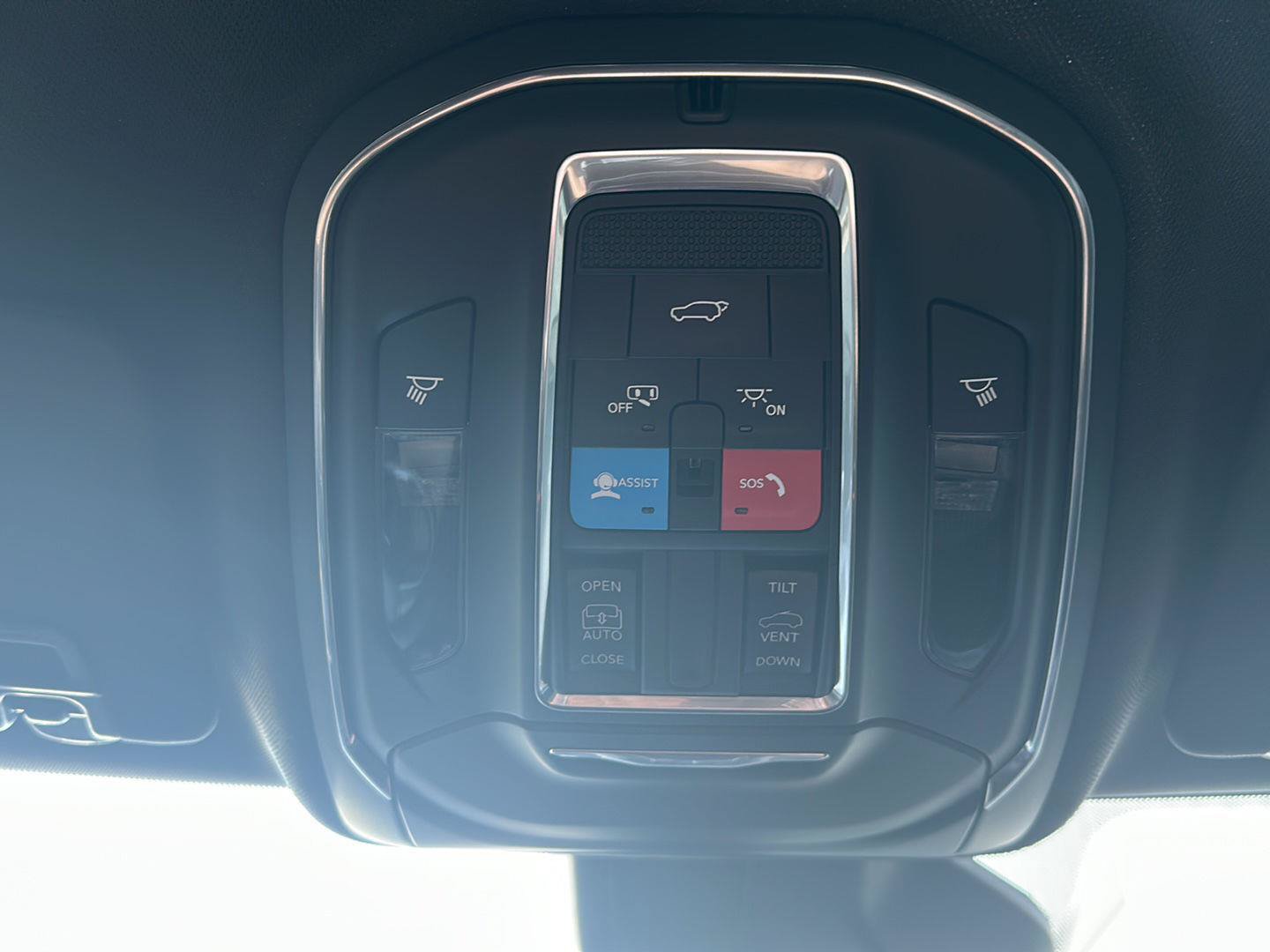 Used 2025 Jeep Grand Cherokee Altitude AWD/4WD image 32