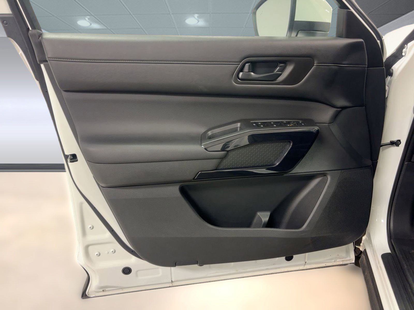 Used 2025 Nissan Pathfinder SV image 21