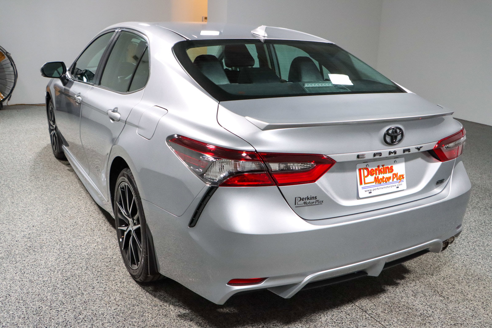 Used 2024 Toyota Camry SE w/ Cold Weather Package FWD image 9