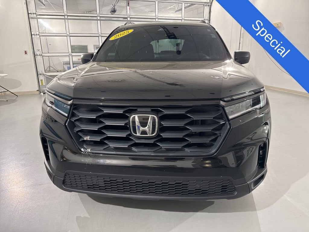Used 2025 Honda Pilot Sport image 2