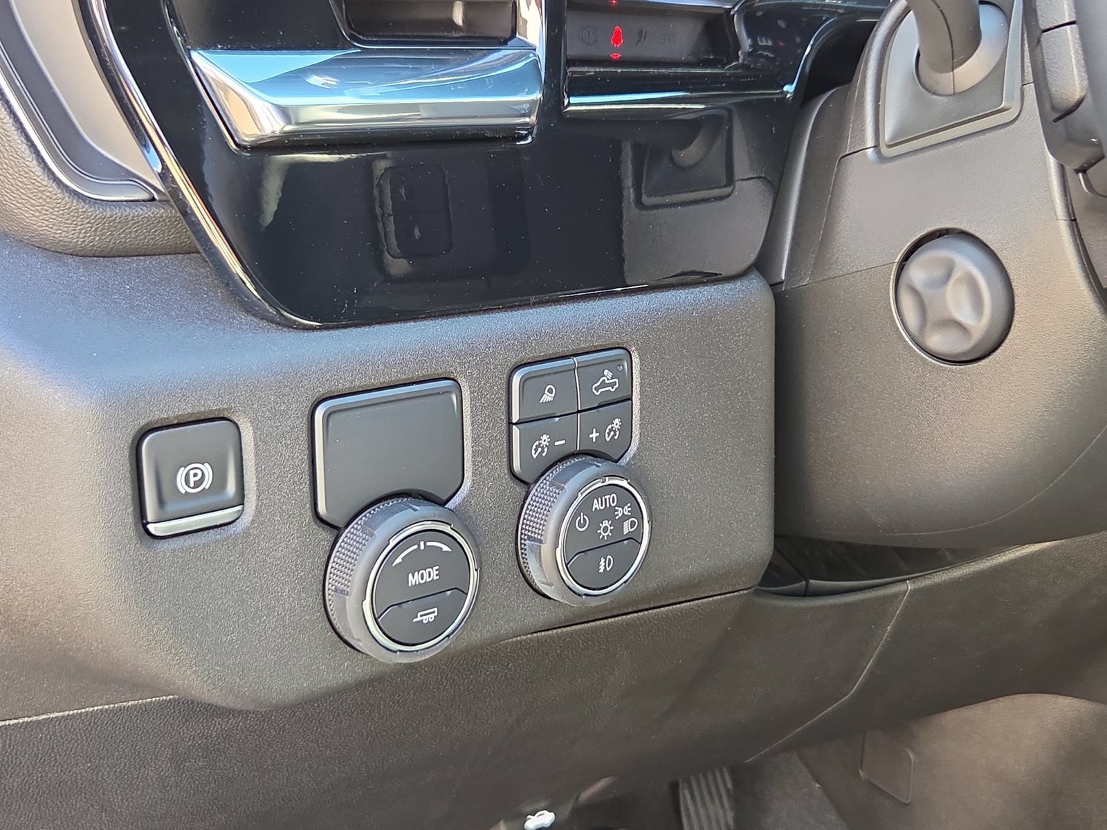 Used 2025 Chevrolet Silverado 1500 LTZ RWD image 18