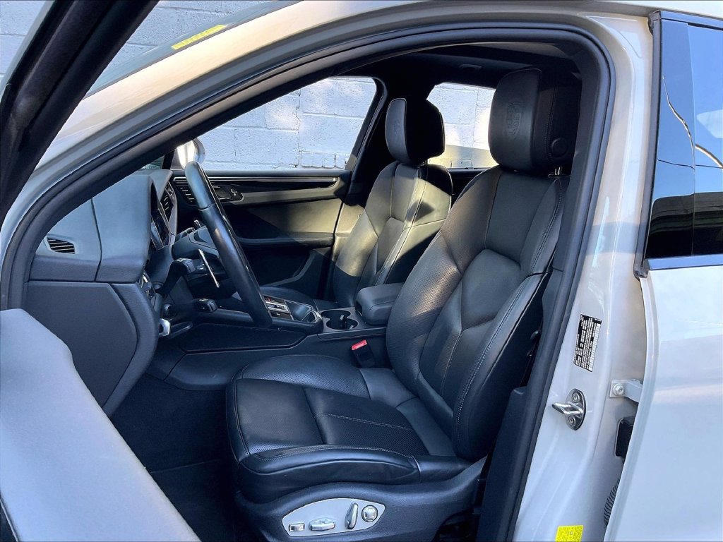 Certified 2023 Porsche Macan AWD/4WD image 5