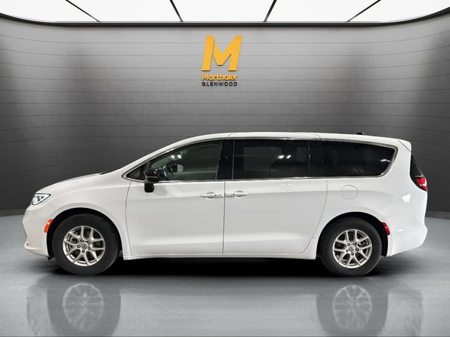 Used 2024 Chrysler Pacifica Touring-L image 5
