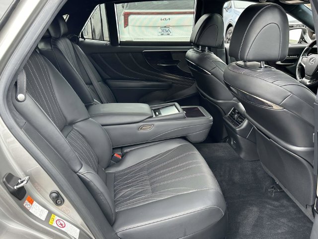 Used 2018 Lexus LS 500 w/ Luxury Package RWD image 21