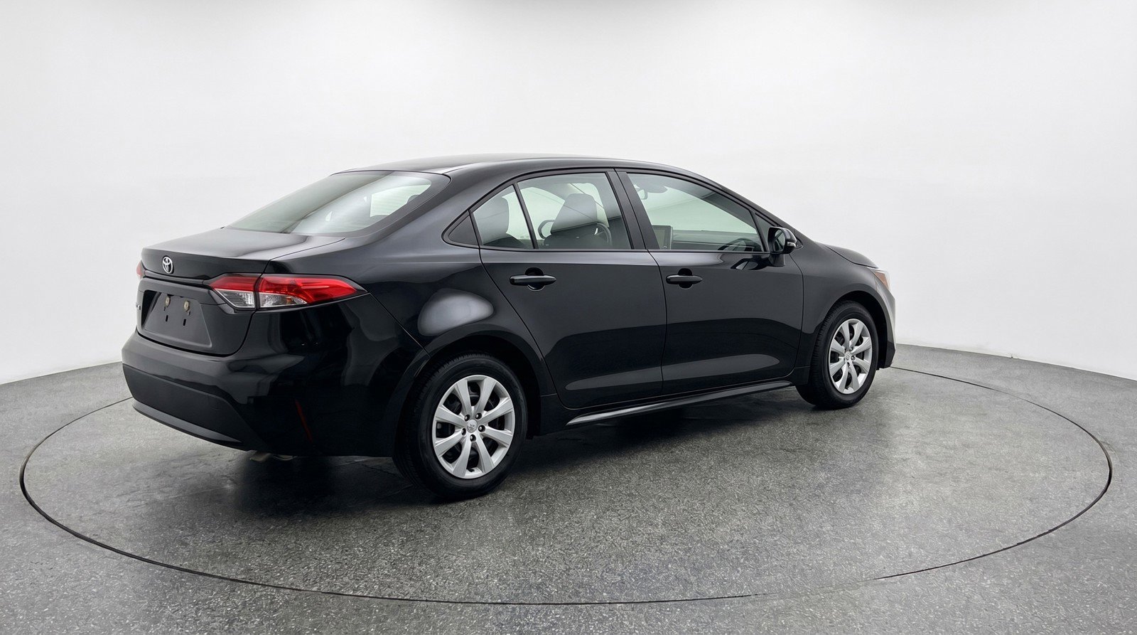 Used 2025 Toyota Corolla LE FWD image 9