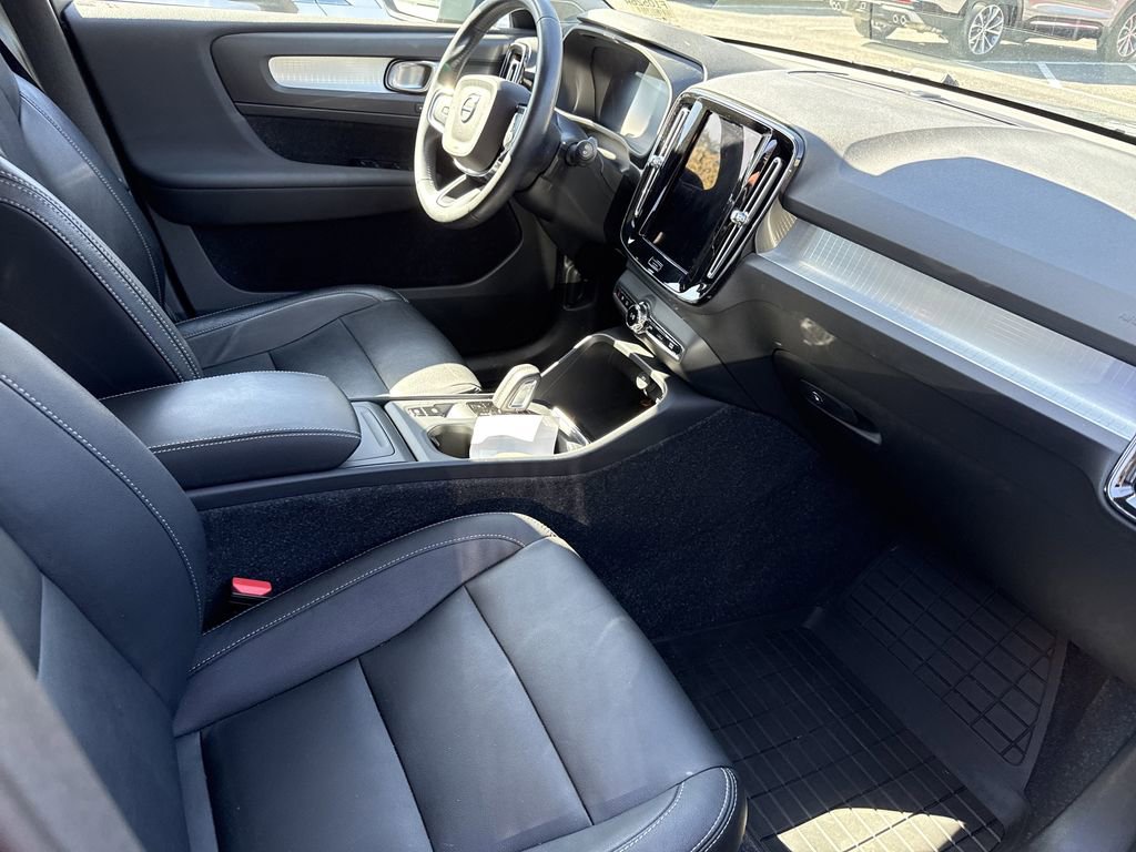 Used 2021 Volvo XC40 T5 Momentum w/ Premium Package image 17