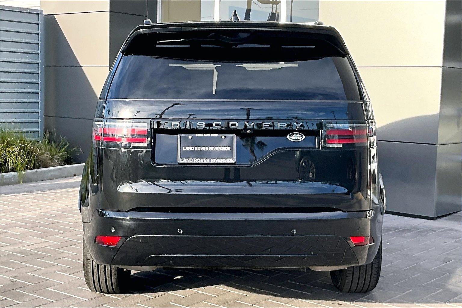 Used 2023 Land Rover Discovery S R-Dynamic image 4