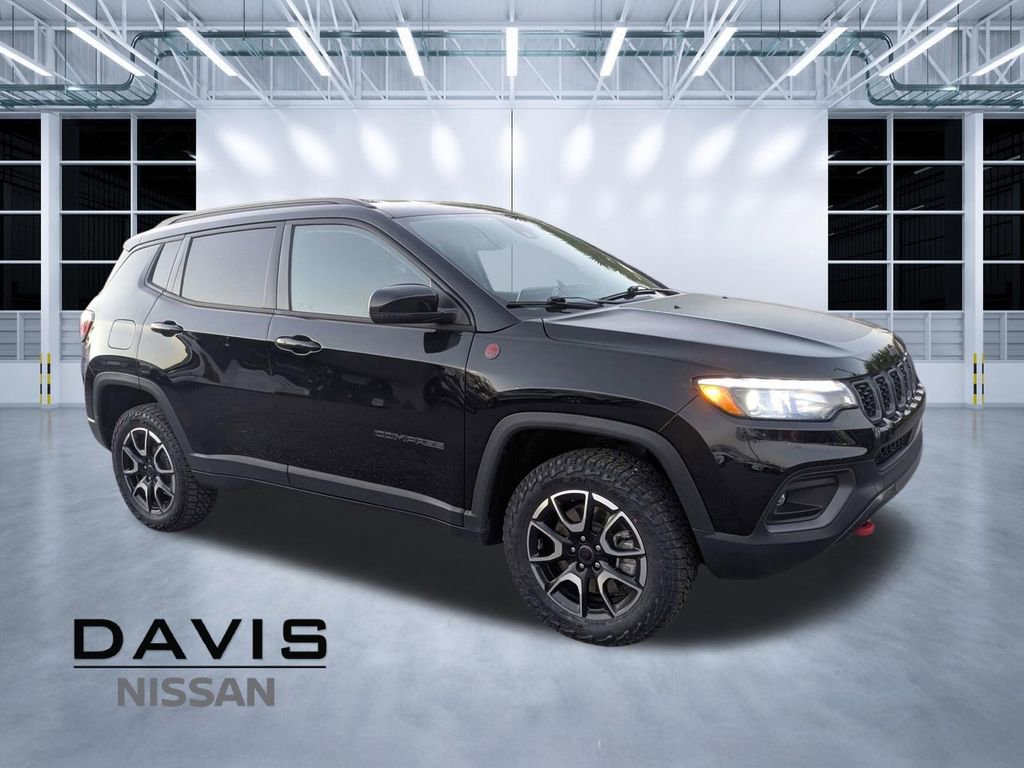 Used 2025 Jeep Compass Trailhawk w/ Trailhawk Elite Group image 1