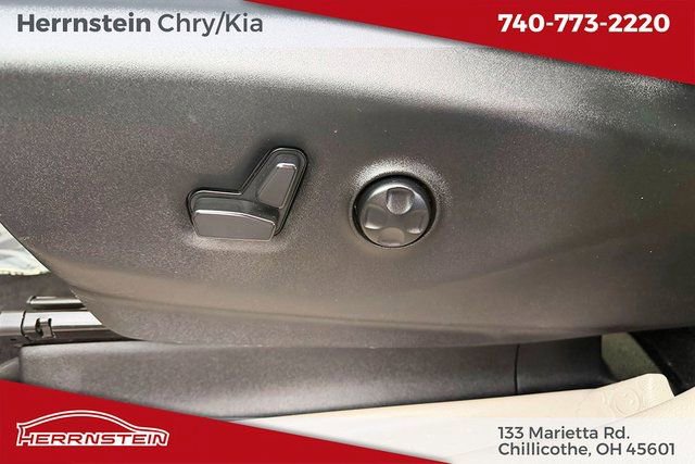 Used 2021 Chrysler Pacifica Touring-L image 16