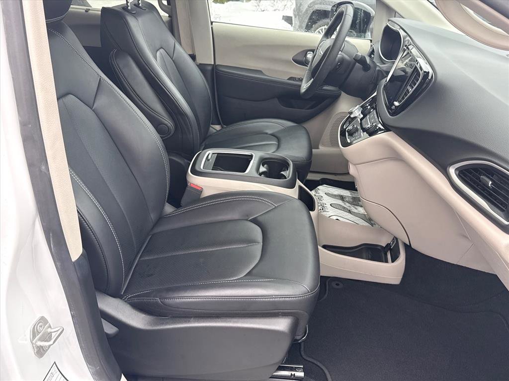 Used 2024 Chrysler Pacifica Touring-L image 25