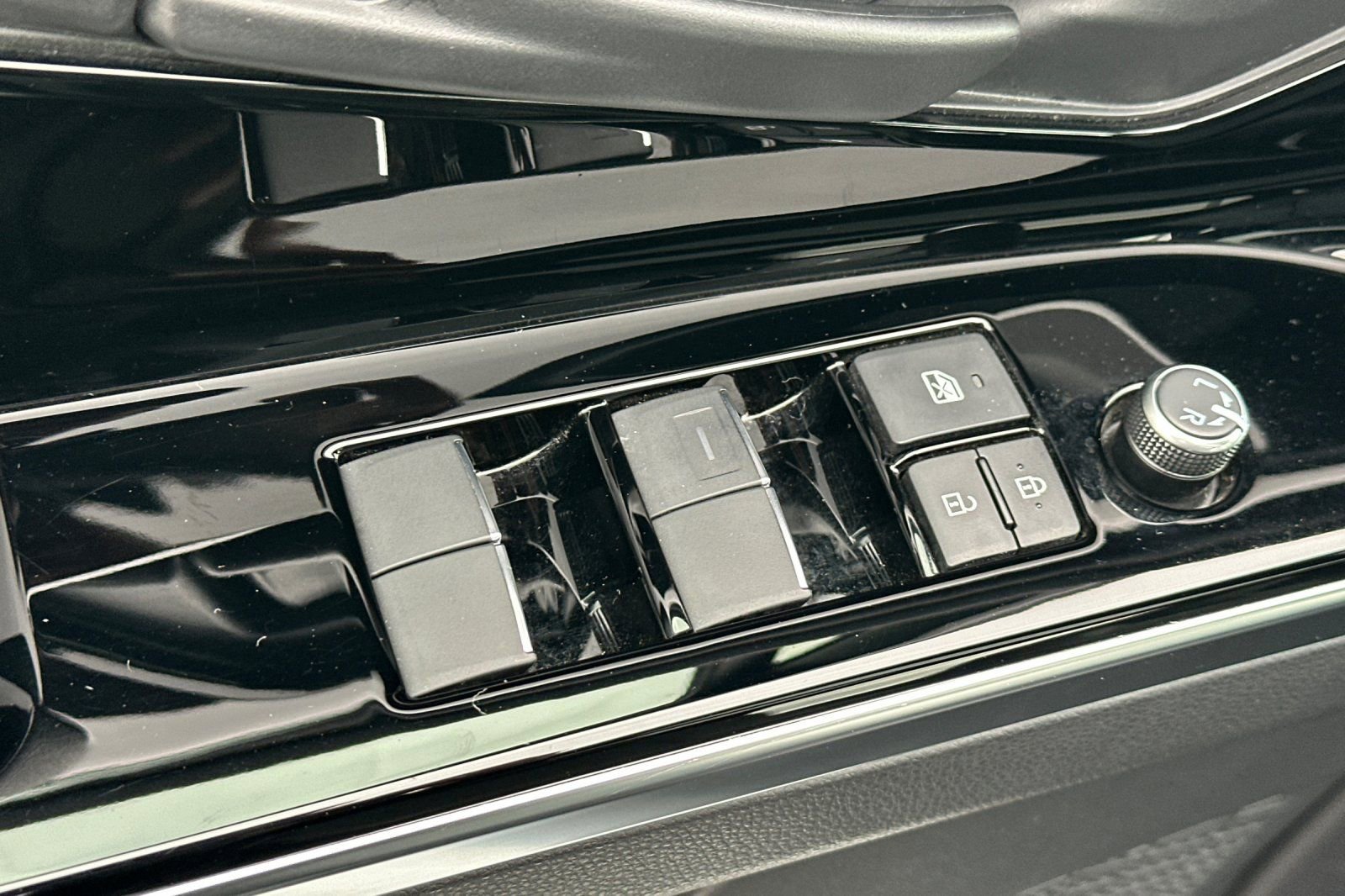 Used 2023 Toyota bZ4X Limited image 13