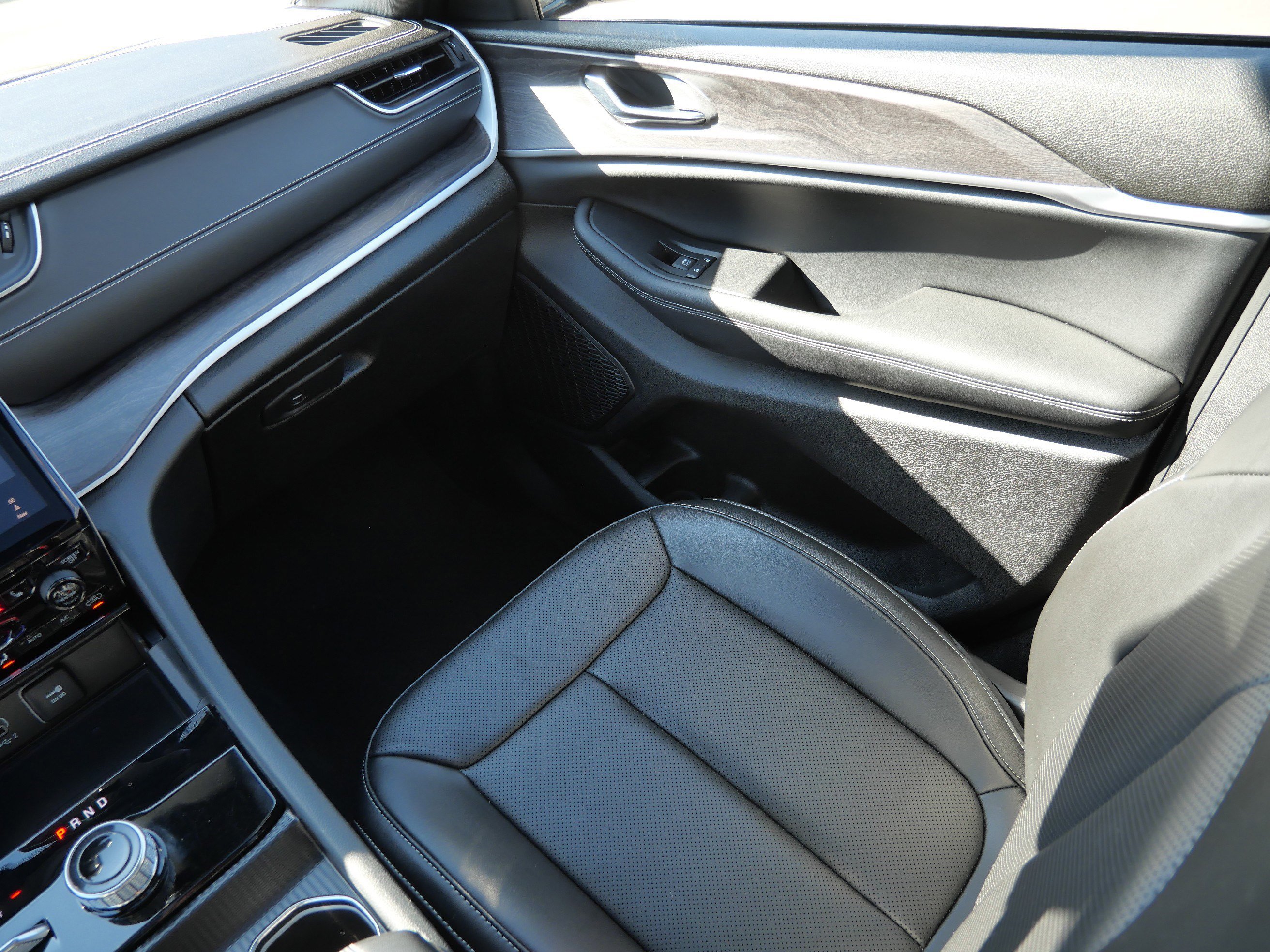 Used 2024 Jeep Grand Cherokee L Limited w/ Luxury Tech Group II image 11