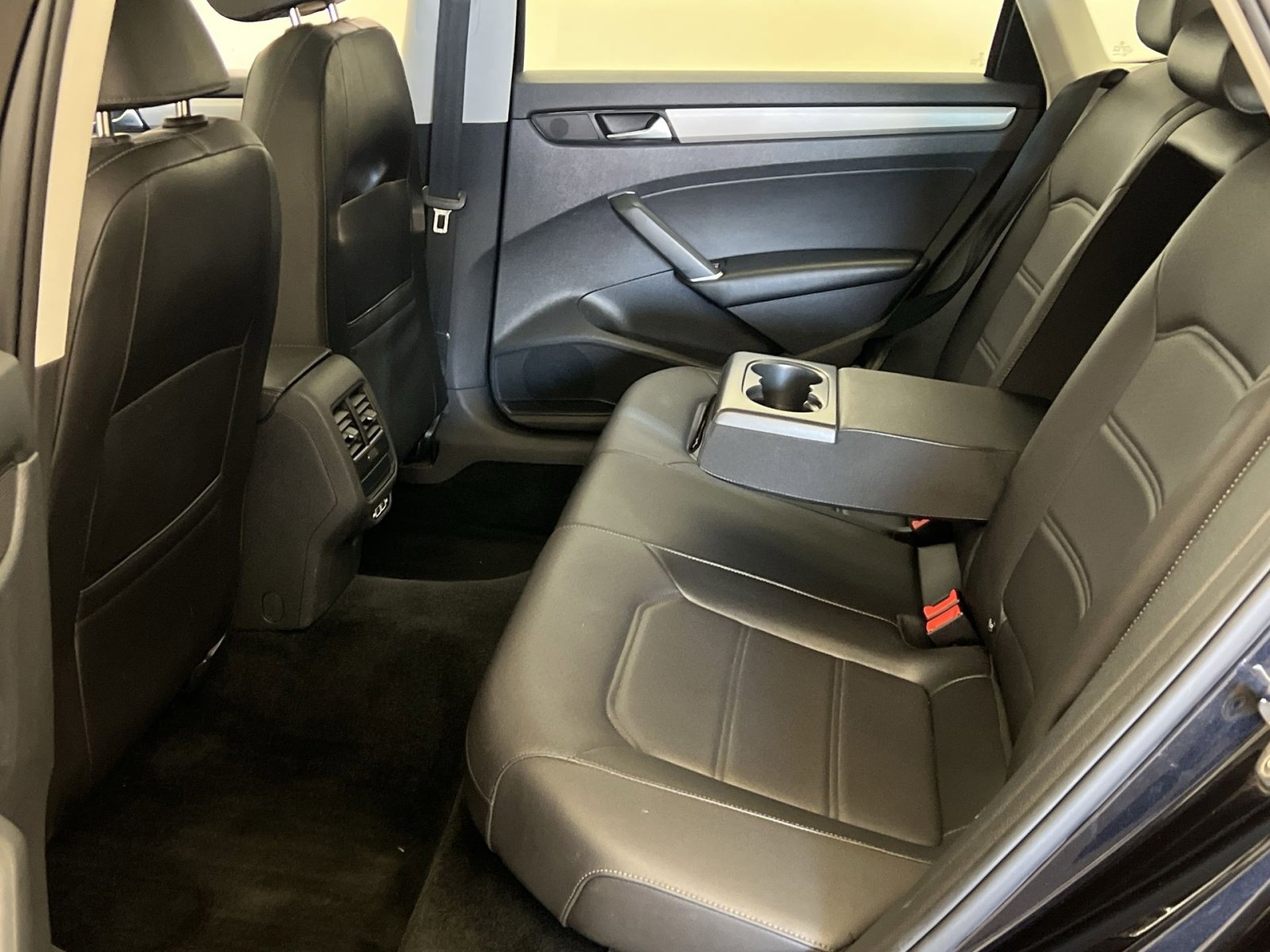 Used 2022 Volkswagen Passat 2.0T SE image 23