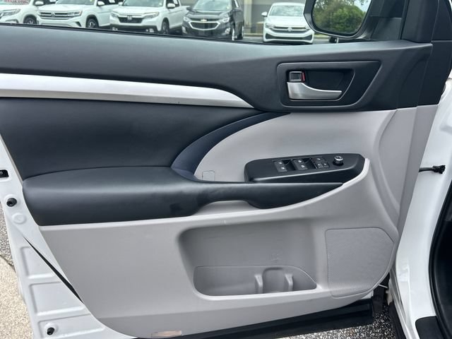 Used 2019 Toyota Highlander XLE FWD image 17