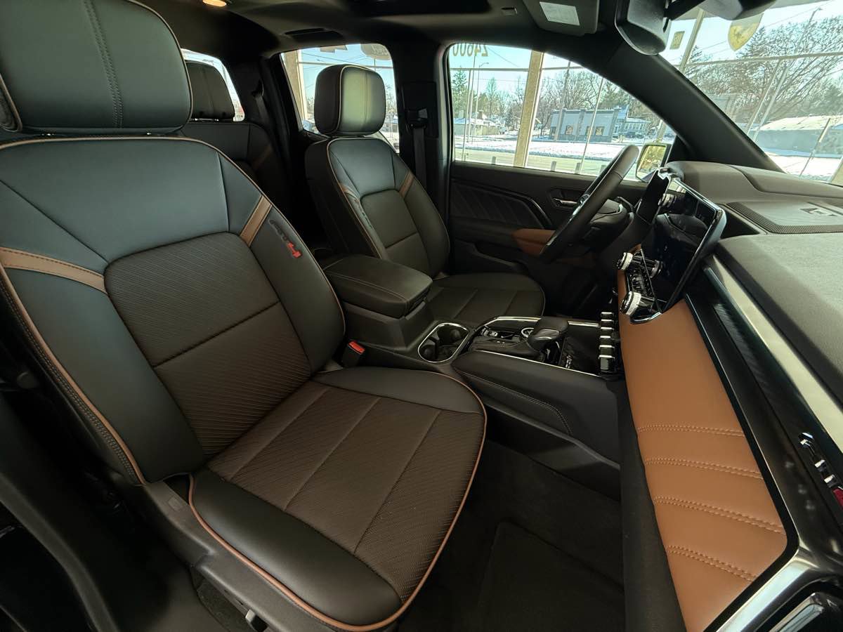 Used 2025 GMC Canyon AT4 w/ Technology Plus Package image 21