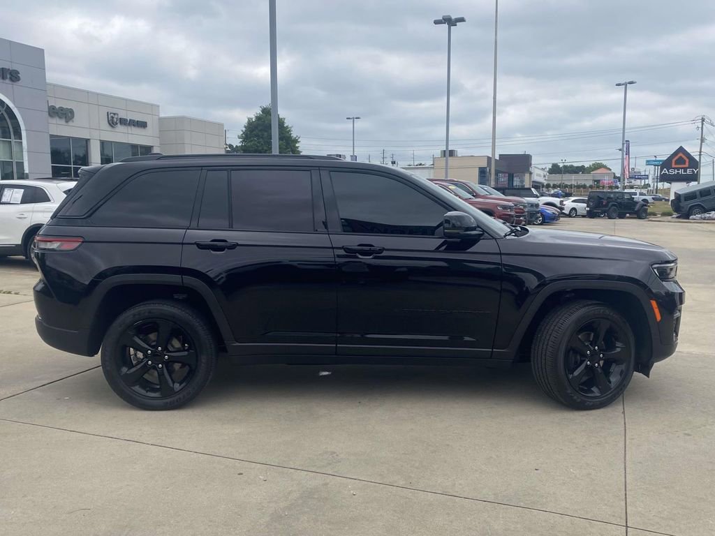 Used 2023 Jeep Grand Cherokee Altitude AWD/4WD image 43