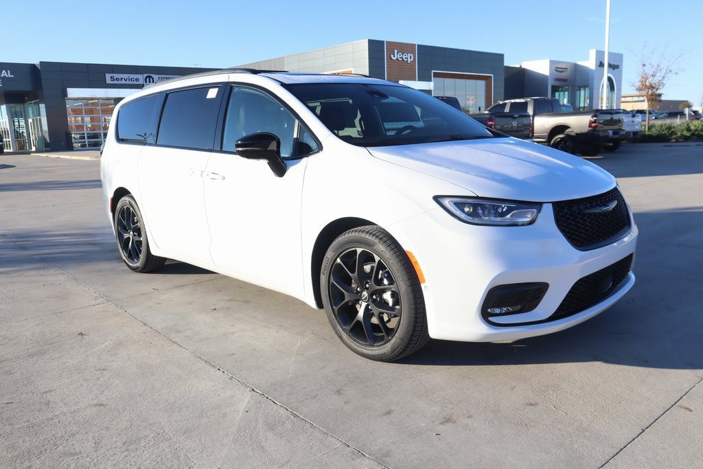 New 2026 Chrysler Pacifica Limited w/ Uconnect Theater Family Group