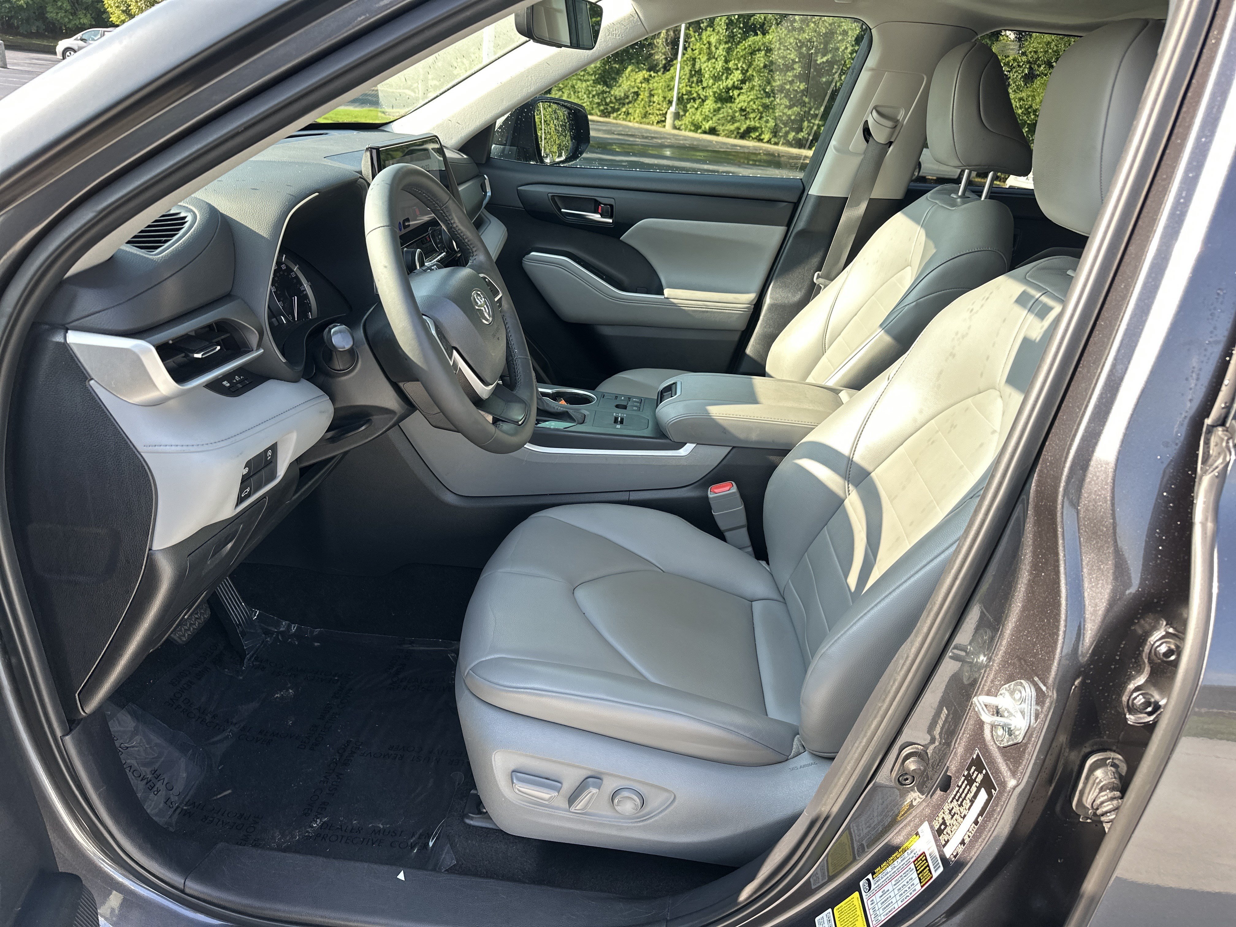 Used 2024 Toyota Highlander XLE FWD image 16