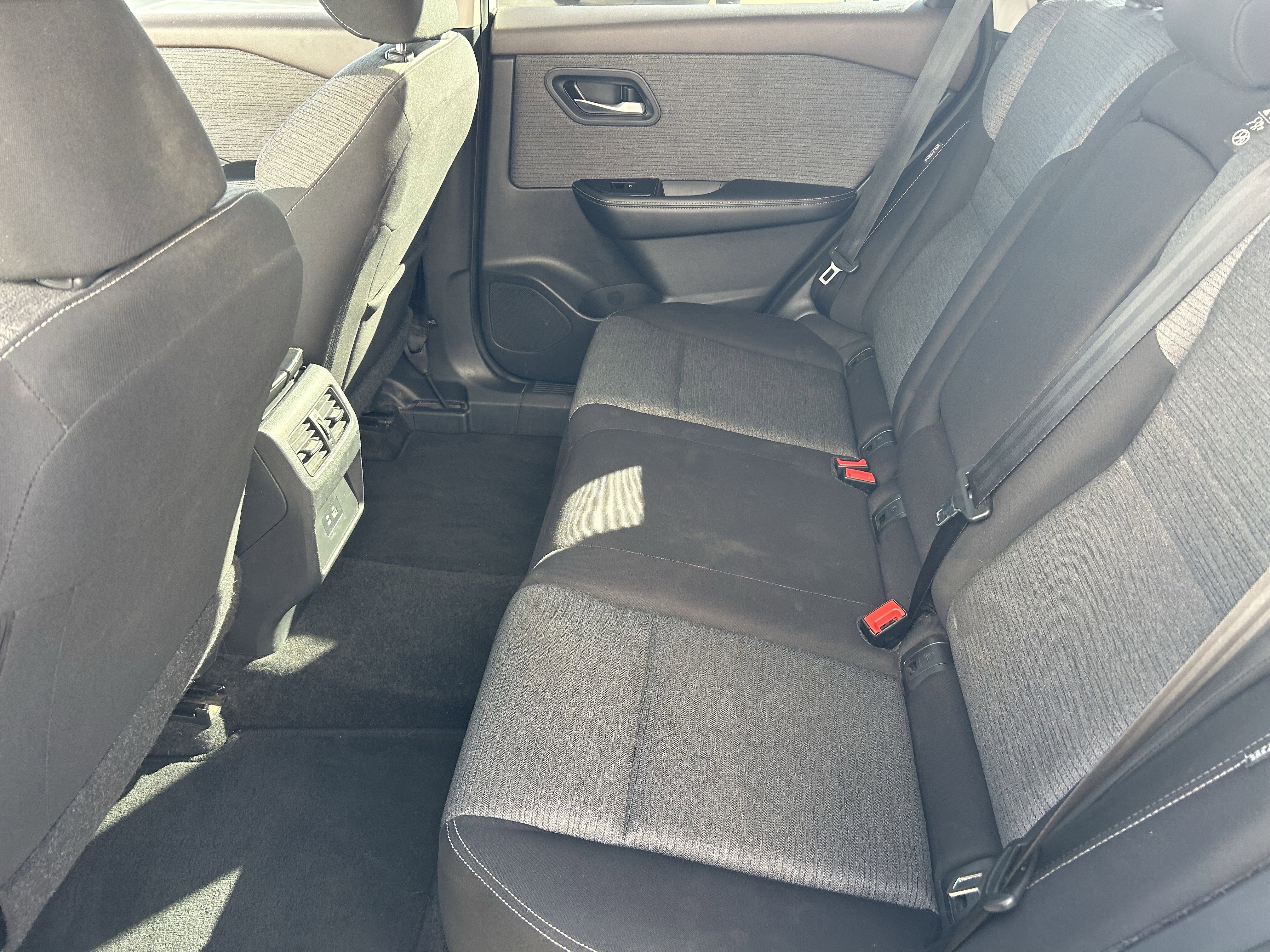 Used 2023 Nissan Rogue SV image 18