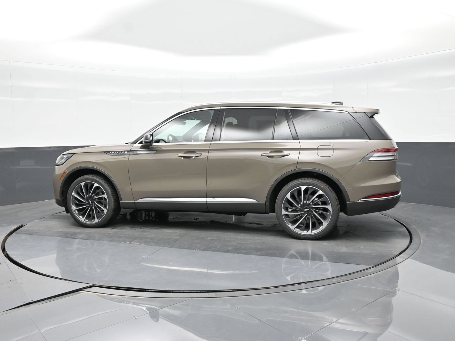 Used 2025 Lincoln Aviator Reserve w/ Luxury Package AWD/4WD image 4